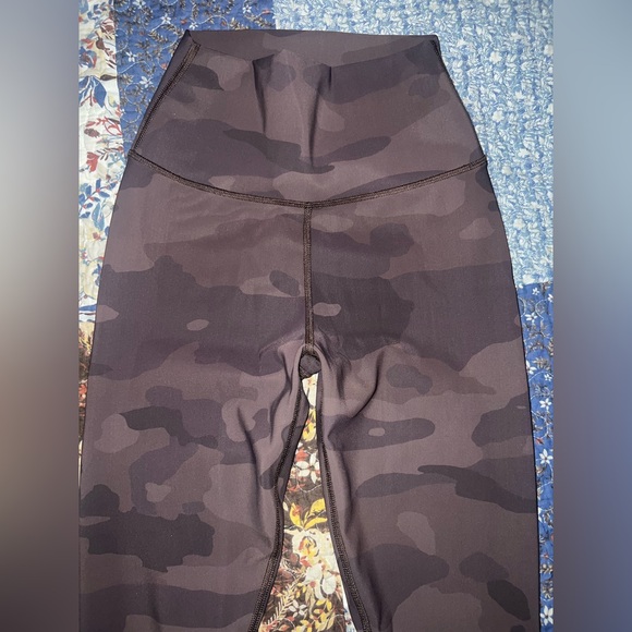 ALO Yoga Camo Vapor Leggings NWOT - Picture 2 of 9
